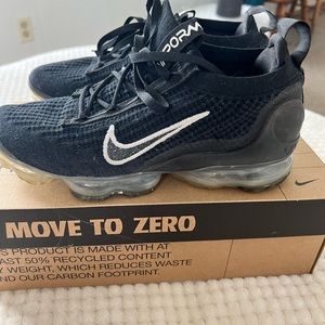 Nike woman’s 9 black with/air vapor max 2021 recycled material shoes with box.